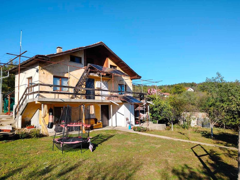 Продава вила в ж.к. Изток над блок 45, гр. Казанлък