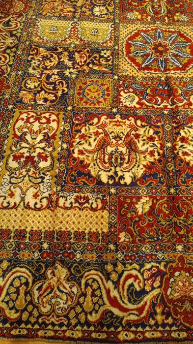 Запазен персийски килим