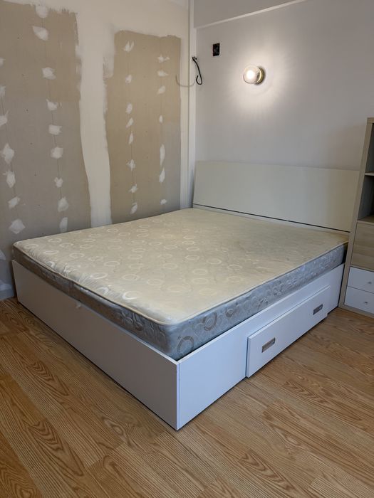 Pat 200x200 cm mare cu saltea cu tot pat mare in stare foarte buna