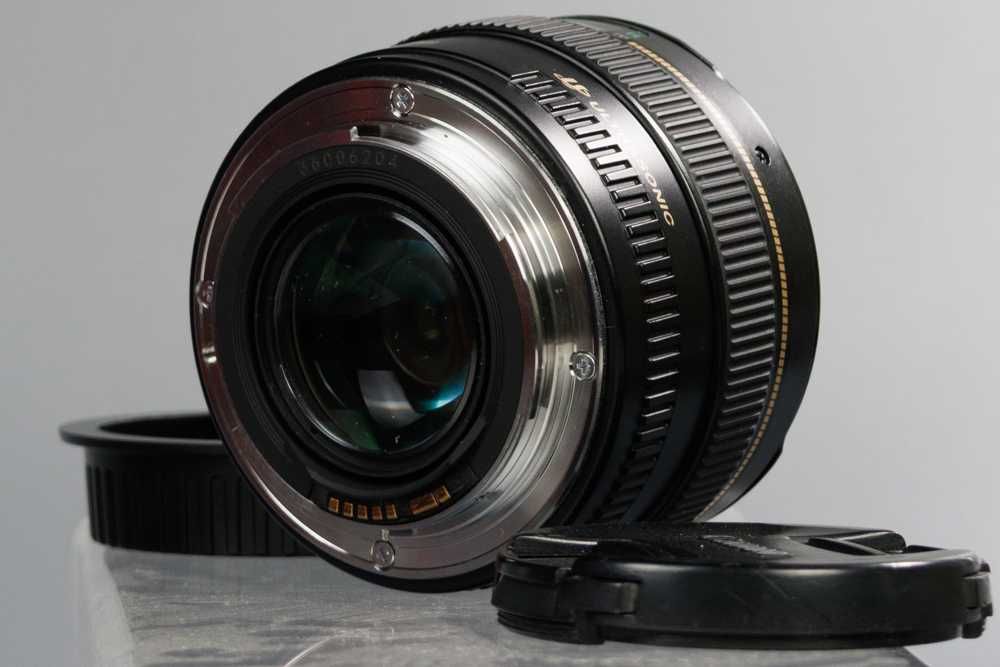 Canon EF 50 f/1.4 USM