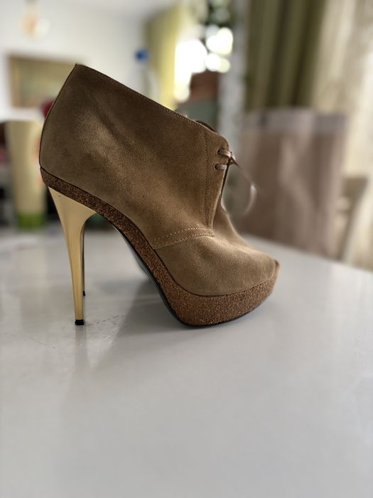 Platforme din piele intoarsa si toc inalt Burberry- 39, original.