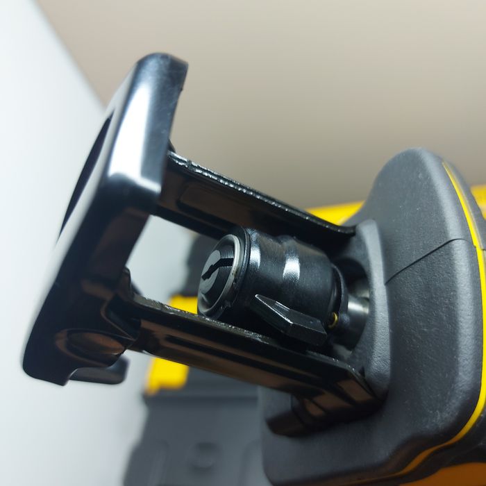 Акумулаторен саблен трион Dewalt DCS369N