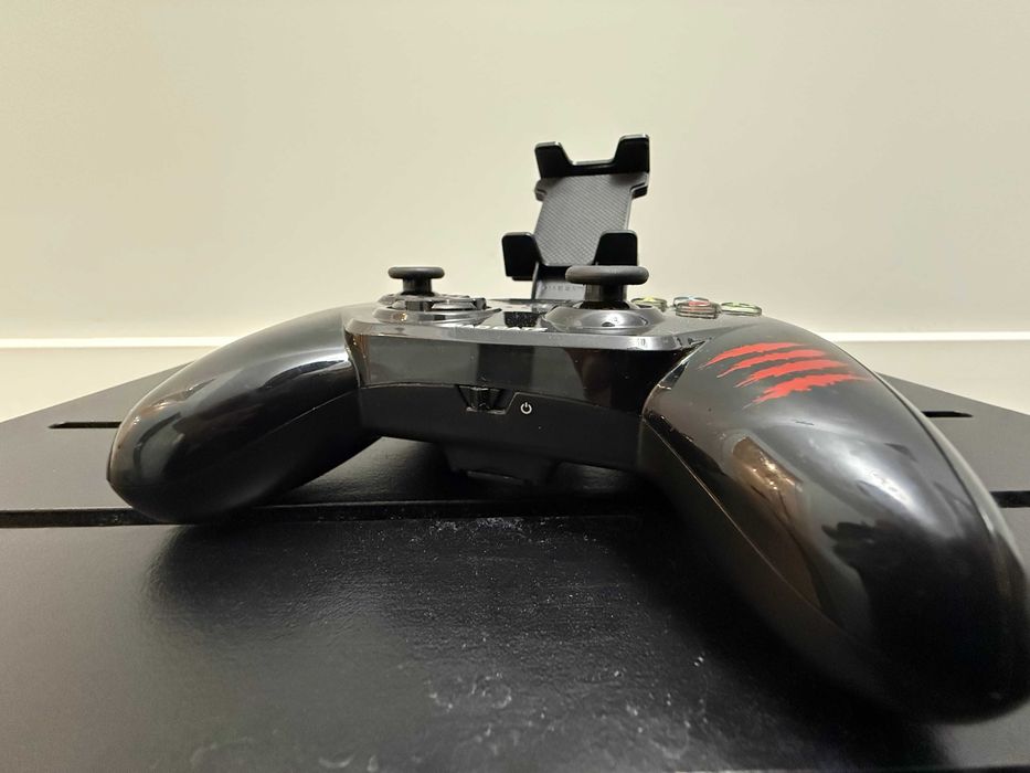 Гейминг джойстик MadCatz за смартфон