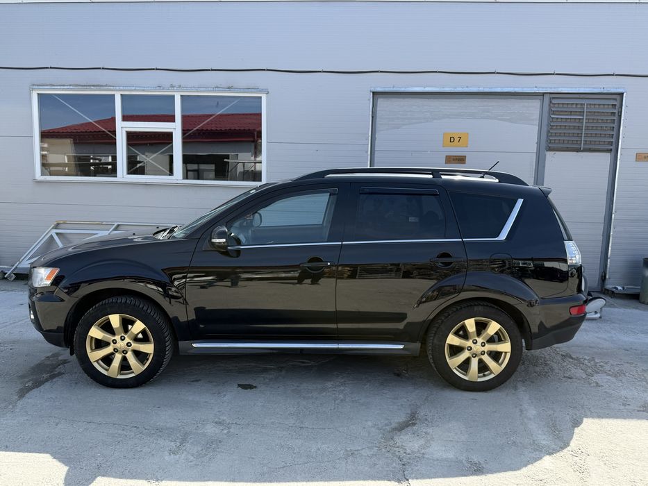 MITSUBISHI OUTLANDER 2.2 DI-D 156 cp Automat, 7 locuri .