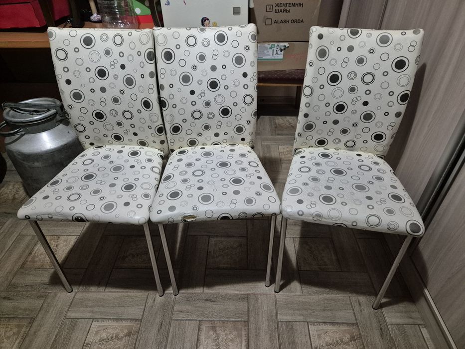 Продаю кухонный уголок и стулья.