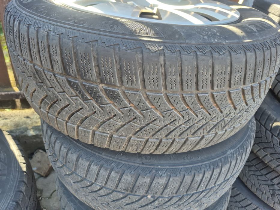 Vand doua seturi de jante una de aliaj si una jante tabla 205.60.16 anvelope bune
