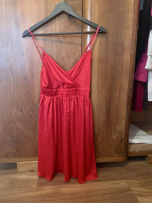 Червена рокля м размер