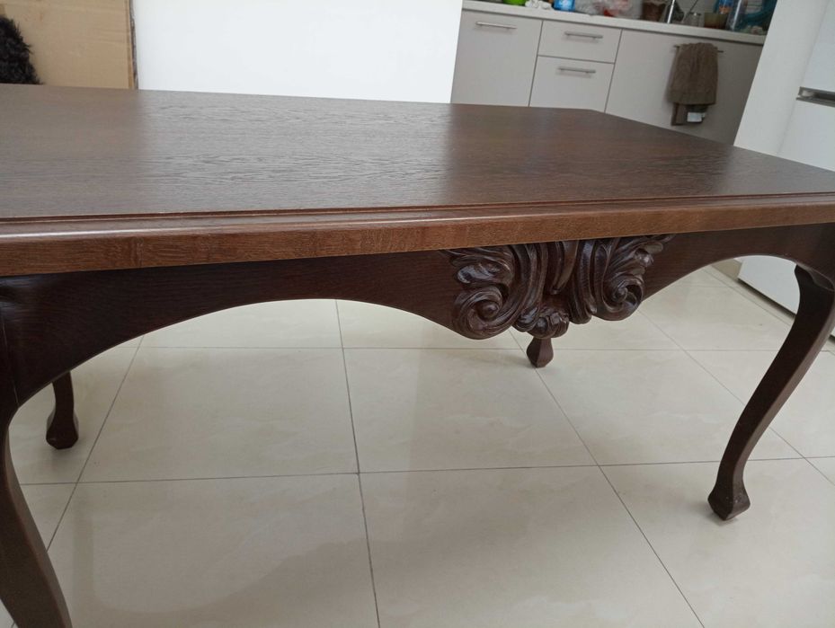 Маса от дъбово дърво