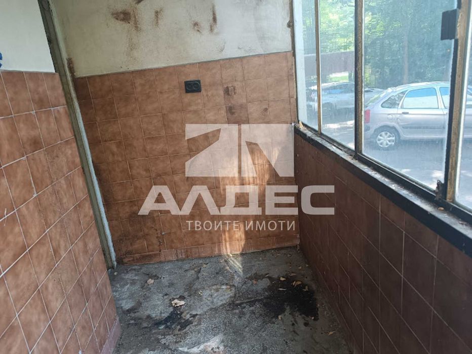 Продава се партерен тристаен ап. в Мед. Академия!