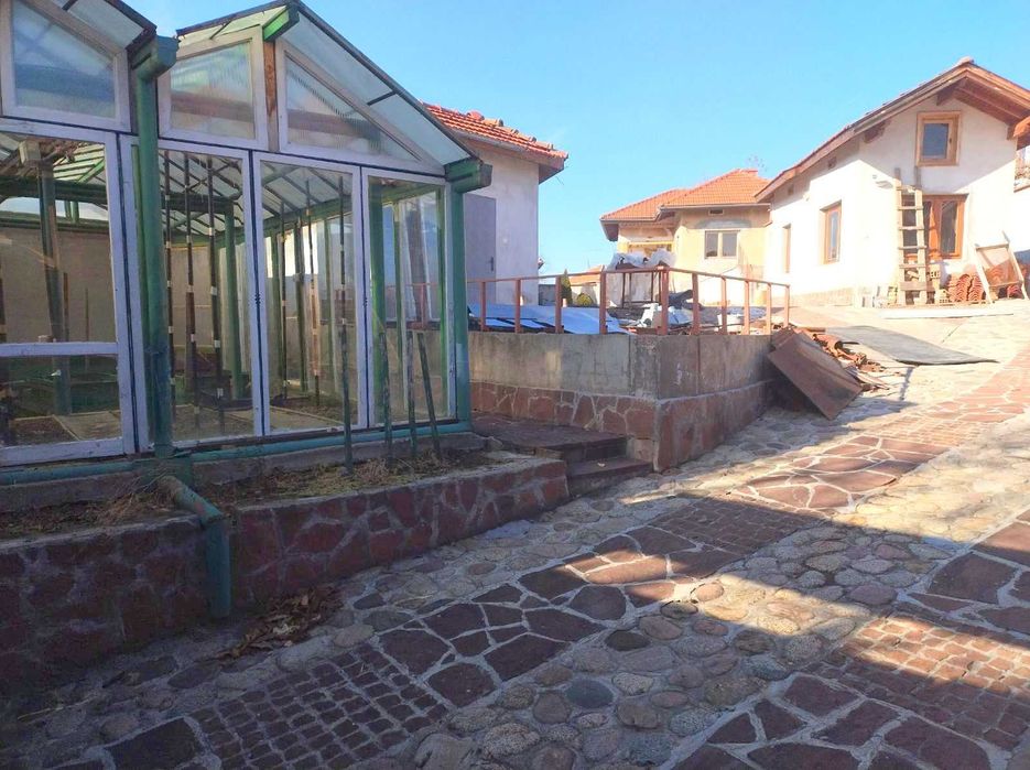 Продавам УПИ с  4 масивни къщи  и 3 постройки в с.Славщица до ЛОВЕЧ