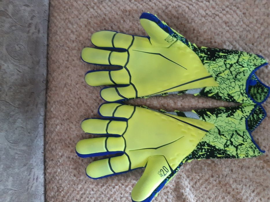 Футбольные перчатки  PREDATOR PRO на мальчика 10-14 лет