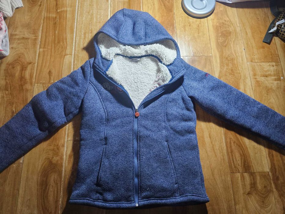 Продам кофточки для девочки.