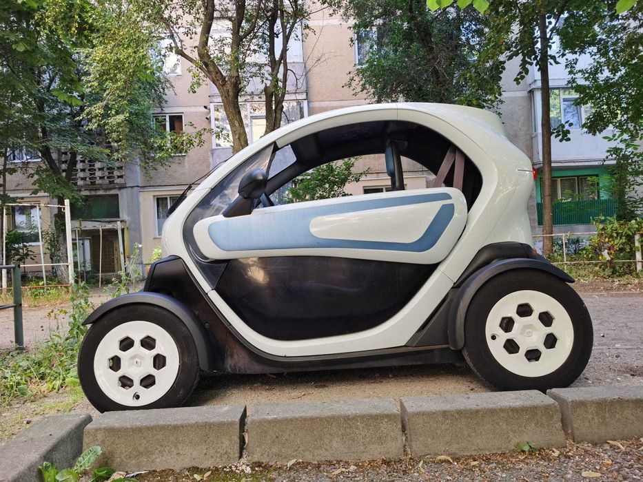Twizy 80 Electric (se conduce de la 16 ani cu permis B1 ca și Aixam Tazzari Microcar Yoyo Chatenet Lijier Relive Allview, etc.)