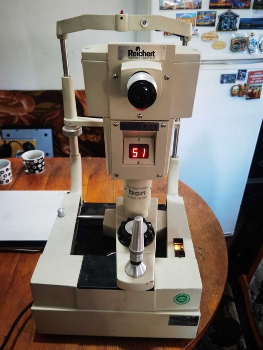 безконтактен тонометър