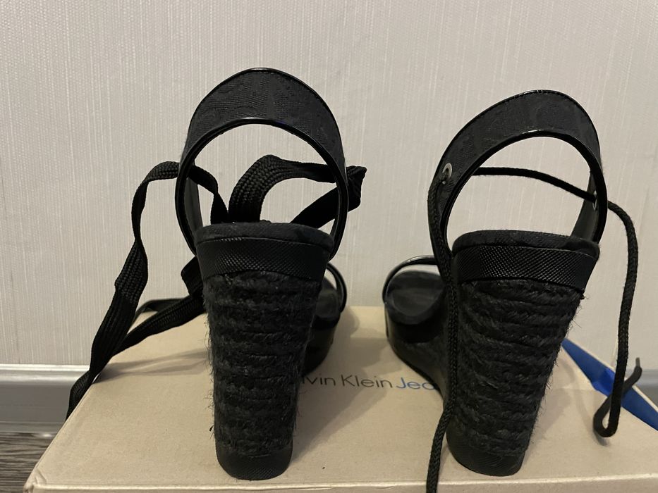 Calvin klein сандали на платформа