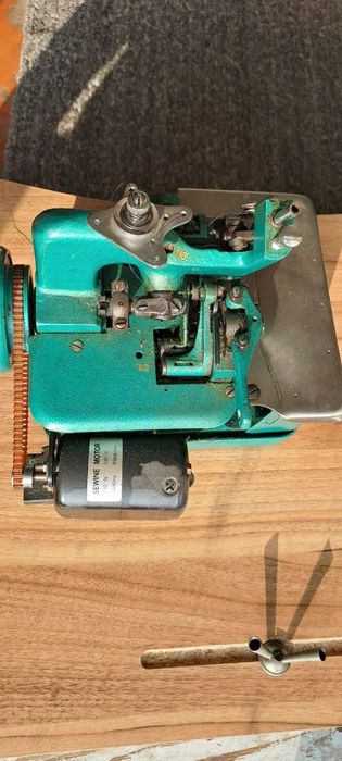 Продаю оверлок 3х нитки