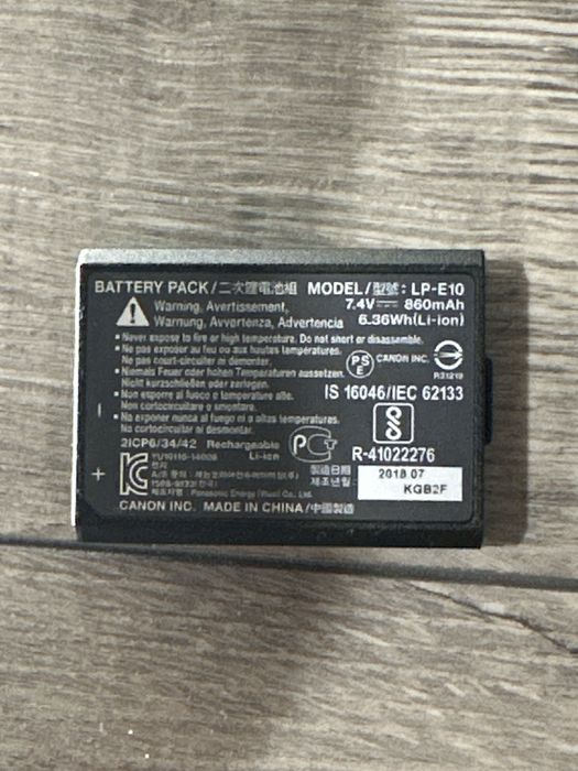 Продавам Canon eos 4000d