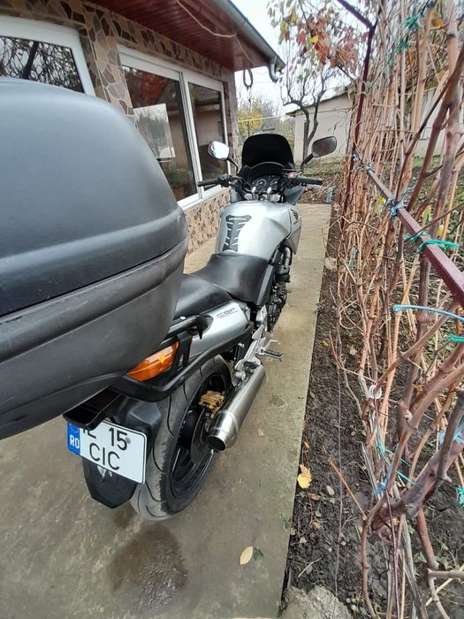 Vând Honda , arată foarte bine