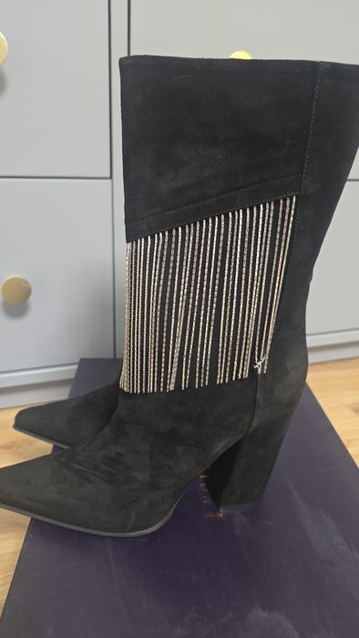 Cizme LeSilla Noi,neincaltate, nr 39, superbe,piele intoarsa+strasuri