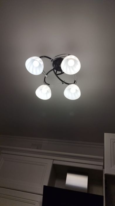 Продам потолочную люстру