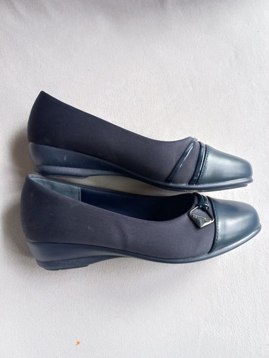 Обувки в тъмносиньо, нови