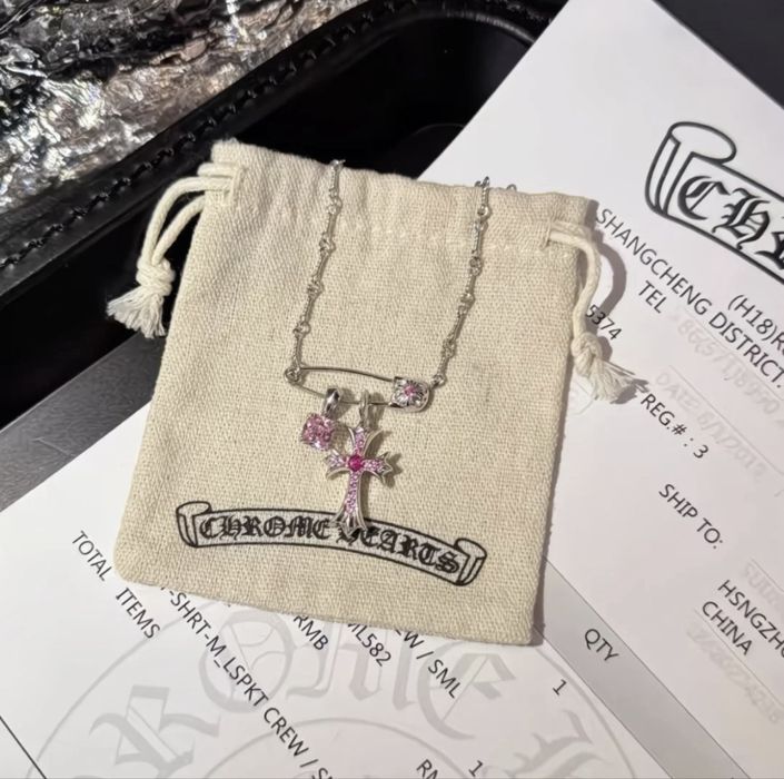 Женская цепочка Chrome Hearts с розовыми камушками