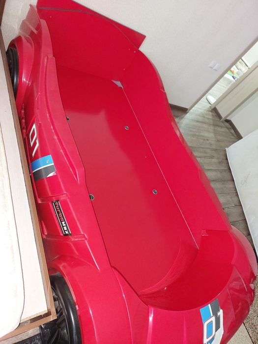 Детская кровать машина