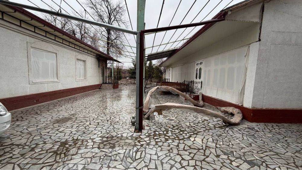 Yangiyol tumani tinchlik mfy  18.72 sotik 8 xona qo’yxona molxona bor