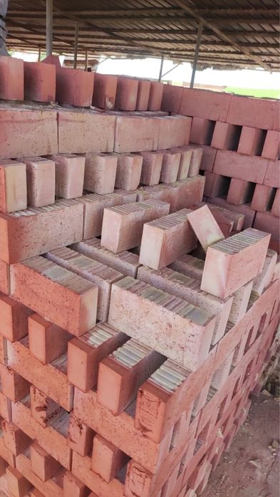 Красный жженый кирпич