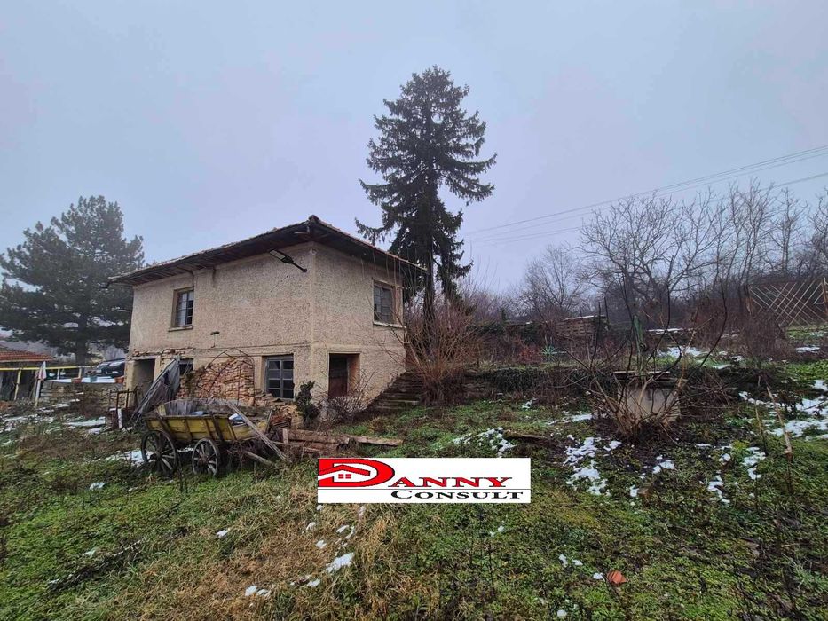 Стара къща с двор и кладенец в с. Балканци - общ. Стражица