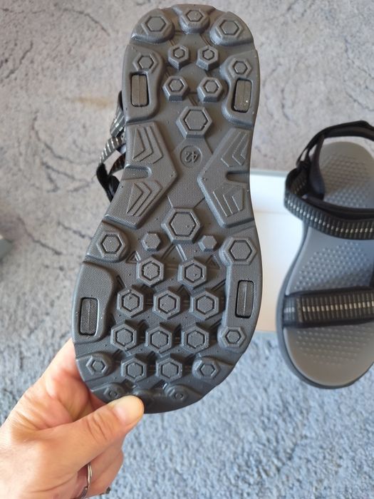 Продам мужские сандалии