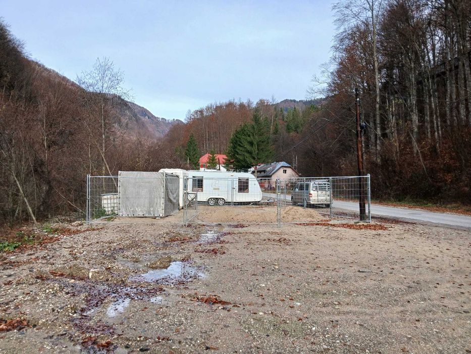 teren 300mp si rulota mare la munte langa rau