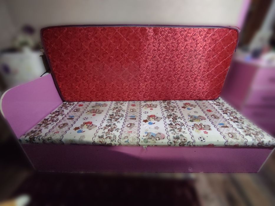 Комплект мебели из комода, тумбочки и кровати