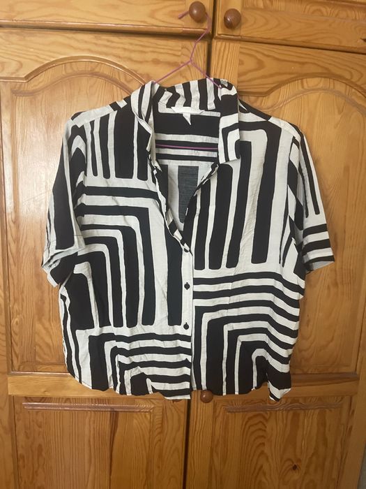 Лятен сет от 2части. В графичен принт.Материята е визоказ а с полиест