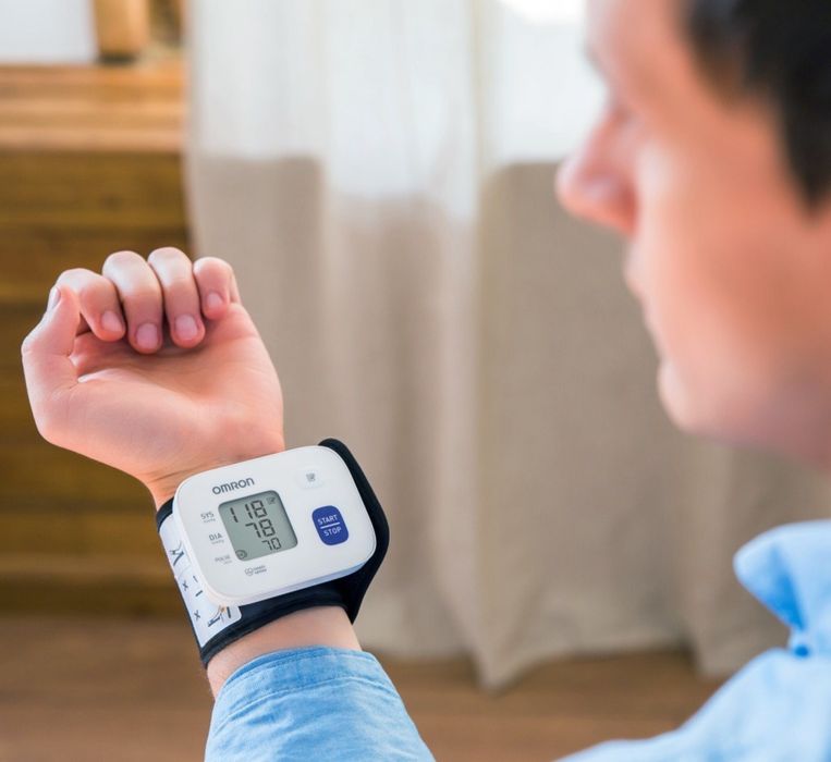 Электронный танометр Omron RS1 на запястье.