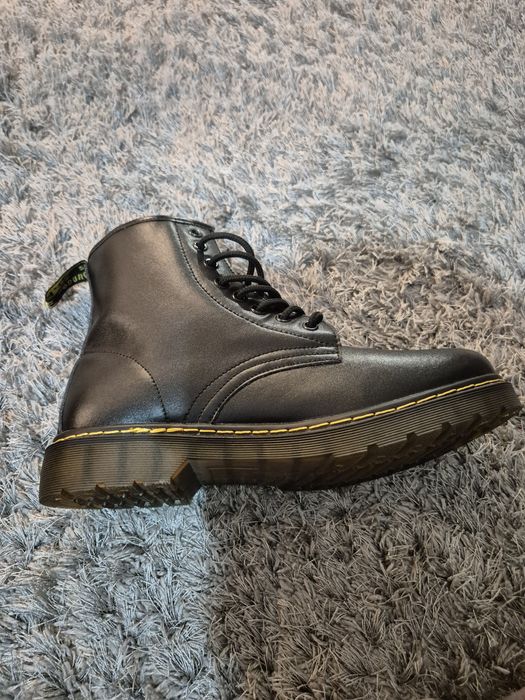 Vand adidasi Dr. Martens
