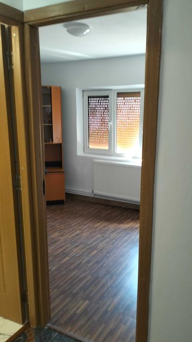 Vând apartament semidecomandat