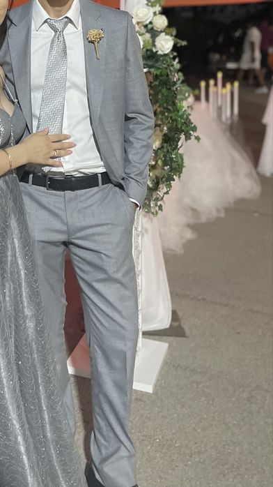 мъжки сив костюм