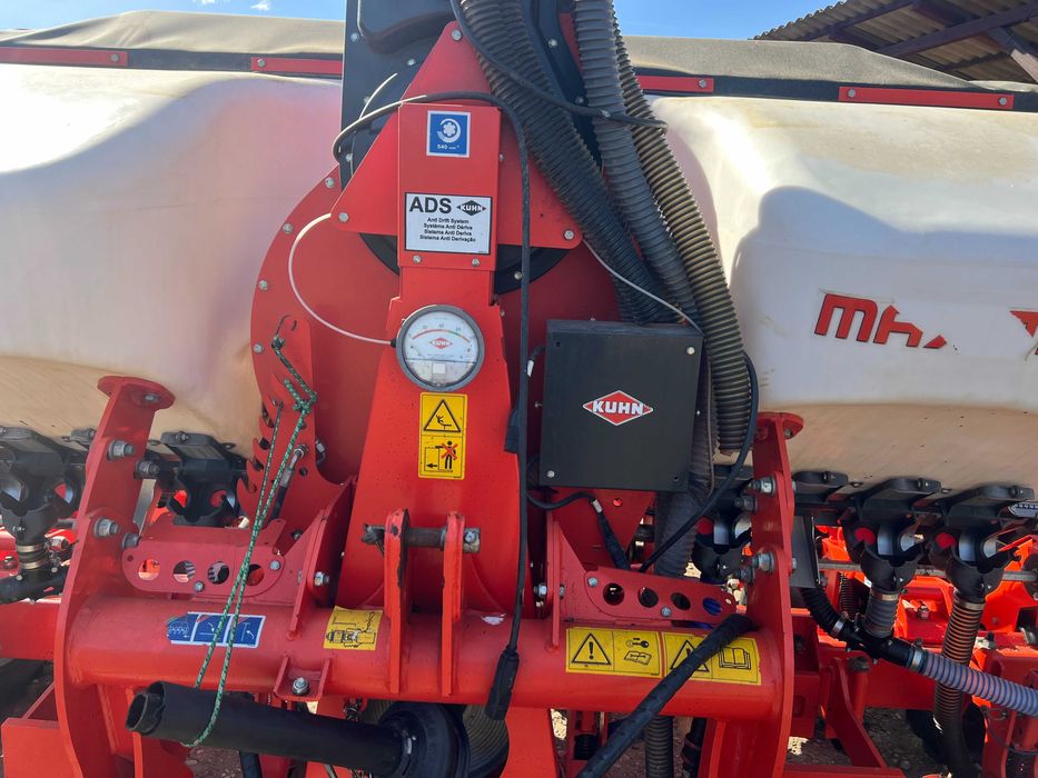 Se vinde doua semanatori kuhn 6 randuri si una  gaspardo pe 8 randuri