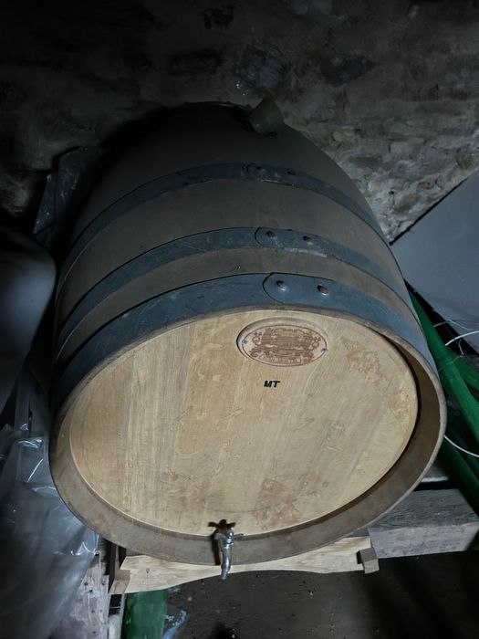 Продавам фирмено дъбово буре, 228л.  1 път пълнено. Бидони. Бутилки.