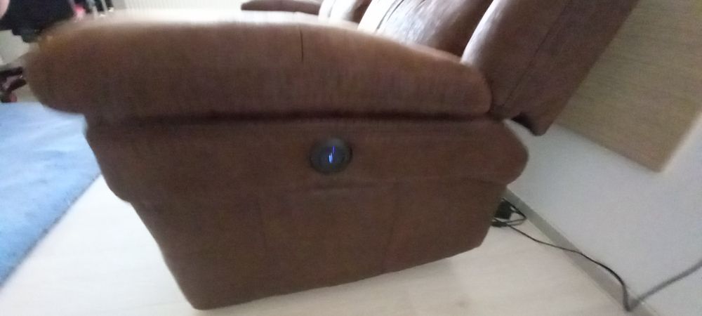 Vând canapea cu 3 locuri și doua reclinere electrice