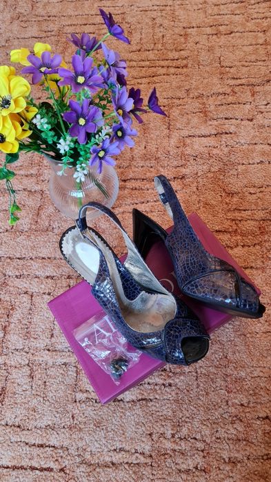 Sandale elegante din piele lăcuită măsură 36.Preț 35lei..
