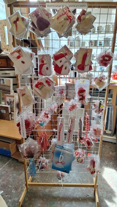 Продавам стелаж за мартеници