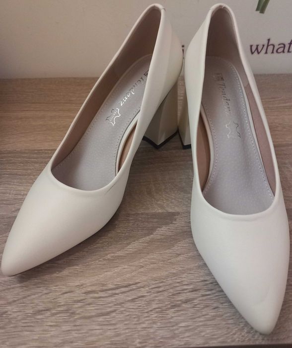 Бели/ Бежови обувки официални