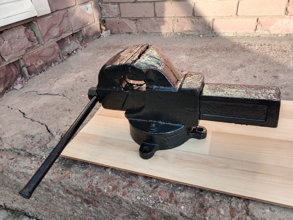 Тиски слесарные.