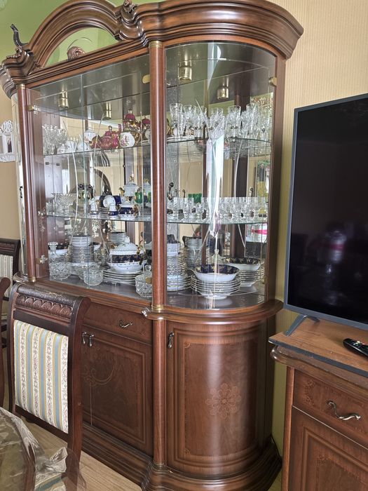 Продам стол стулья  10 шт комод сервант