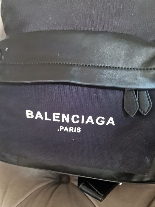 Ghiozdan Balenciaga purtat