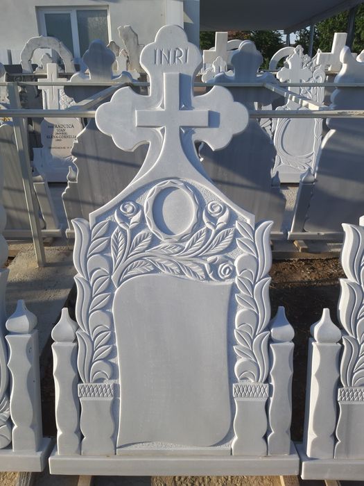 Monumente funerare cruci