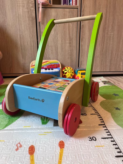 Дървена проходилка с кубчета за игра