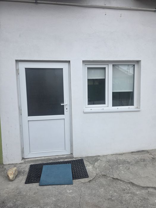 Inchiriez garsoniera parter la curte